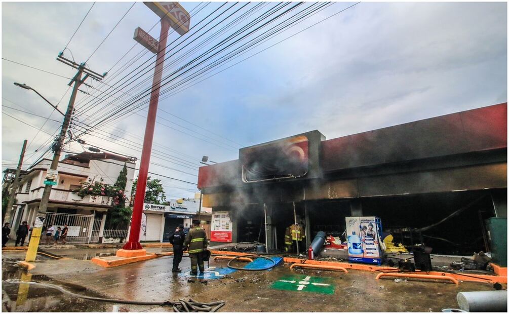 Se reportó la quema de un Oxxo en Tabasco (14/11/2024). Foto: Luis Manuel López / EL UNIVERSAL