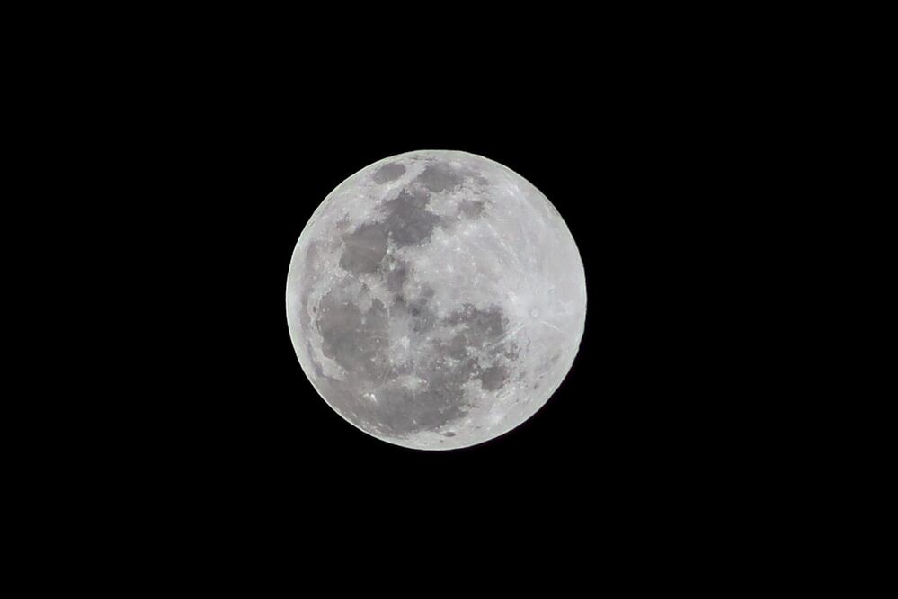 Luna Rosa ilumina el cielo de la CDMX este miércoles 5 de abril / Foto: Hugo Salvador/ El Universal