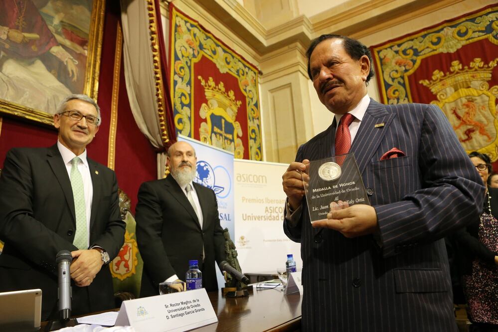 El Licenciado Juan Francisco Ealy Ortiz en la entrega de los Premios de la Asociación Iberoamericana de la Comunicación (Asicom) en la universidad de Oviedo (Foto: EFE)