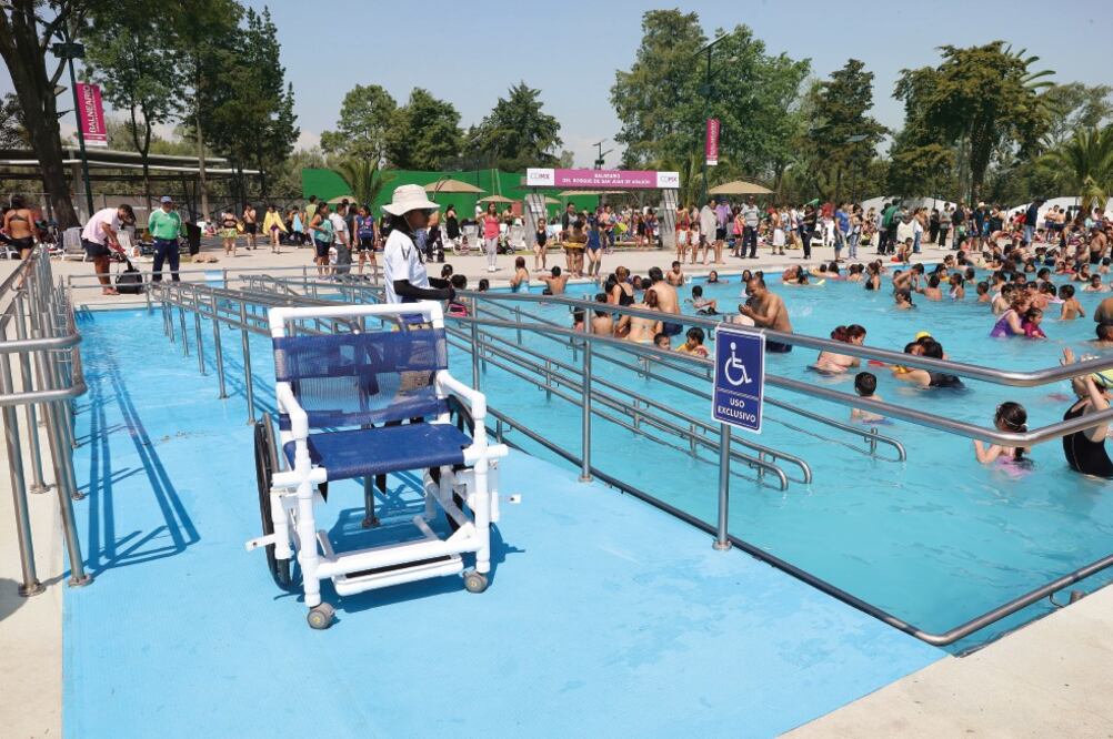 Una de las principales características del Balneario del Bosque de San Juan de Aragón es que en su remodelación se previó que fuera de acceso universal, por lo que incluso cuenta con sillas especiales que se pueden meter al agua (LUCÍA GODÍNEZ. EL UNIVER)