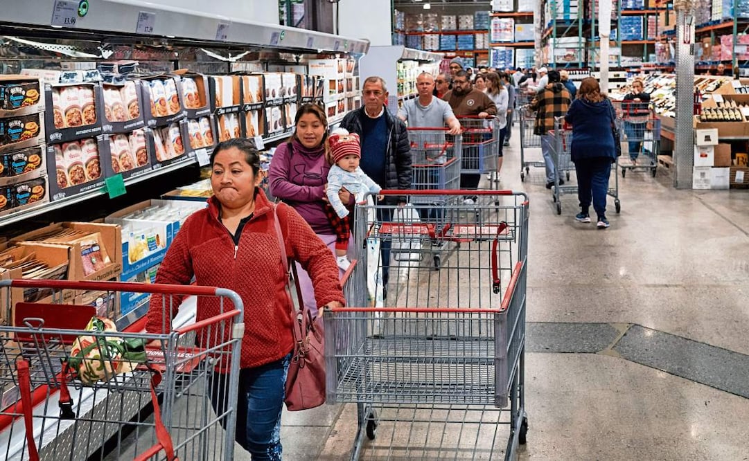 en nuestro país, 21% de los consumidores mencionan que los acontecimientos geopolíticos o factores económicos en los últimos tres años les llevaron a perder su empleo o ingresos y que aún se mantienen en esta situación, mientras que un 17% comenta haber perdido su empleo o ingresos, pero ya han regresado a la normalidad. Foto: Archivo / AP