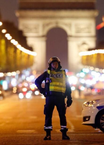 Policía y agresor muertos en París tras tiroteo en Campos Elíseos