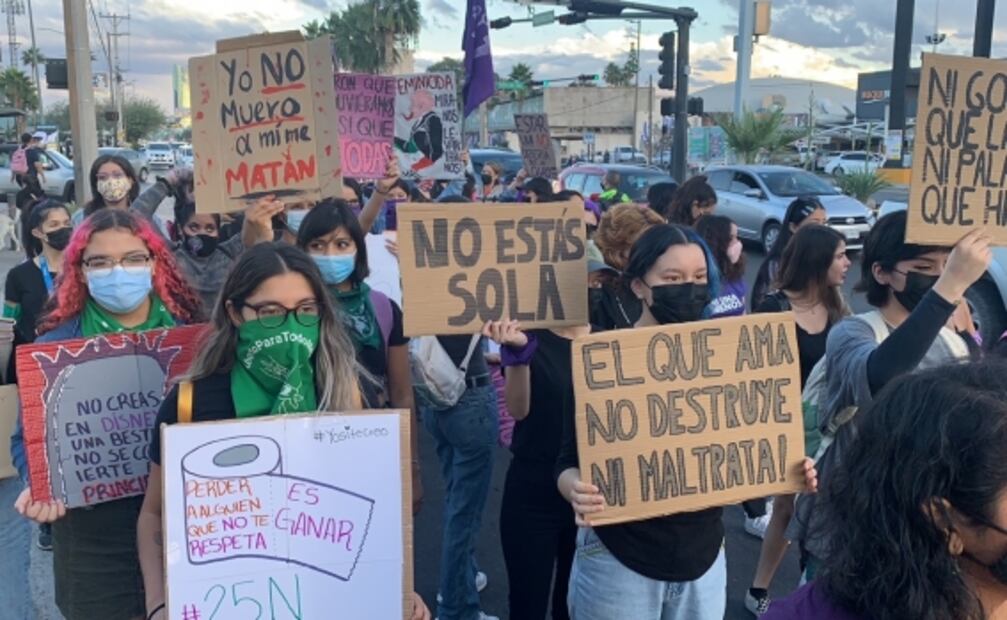 Mujeres marchan contra feminicidios y la violencia en los estados
