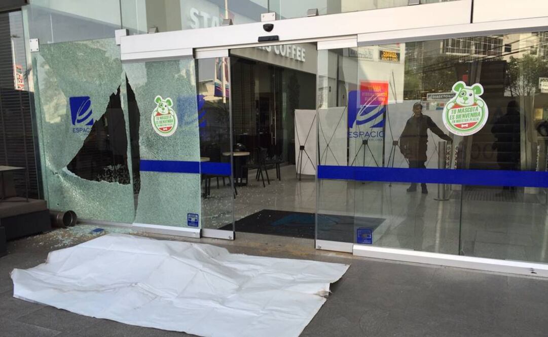 En una balacera en el centro comercial Espacio murió un presunto asaltante que fue identificado como policía ministerial del DF. FOTO: Especial