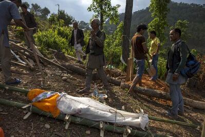 Suman 91 muertos por nuevo sismo en Nepal; falta ayuda