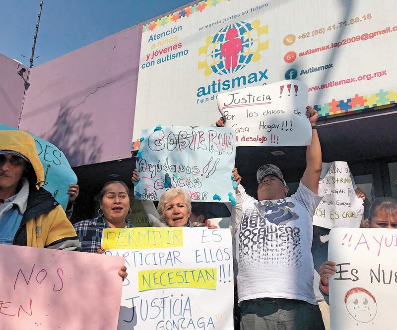 Niños y pacientes de la casa hogar San Luis Gonzaga, que también alberga Autismax, se manifestaron en contra del desalojo. Rebeca Jiménez/EL UNIVERSAL