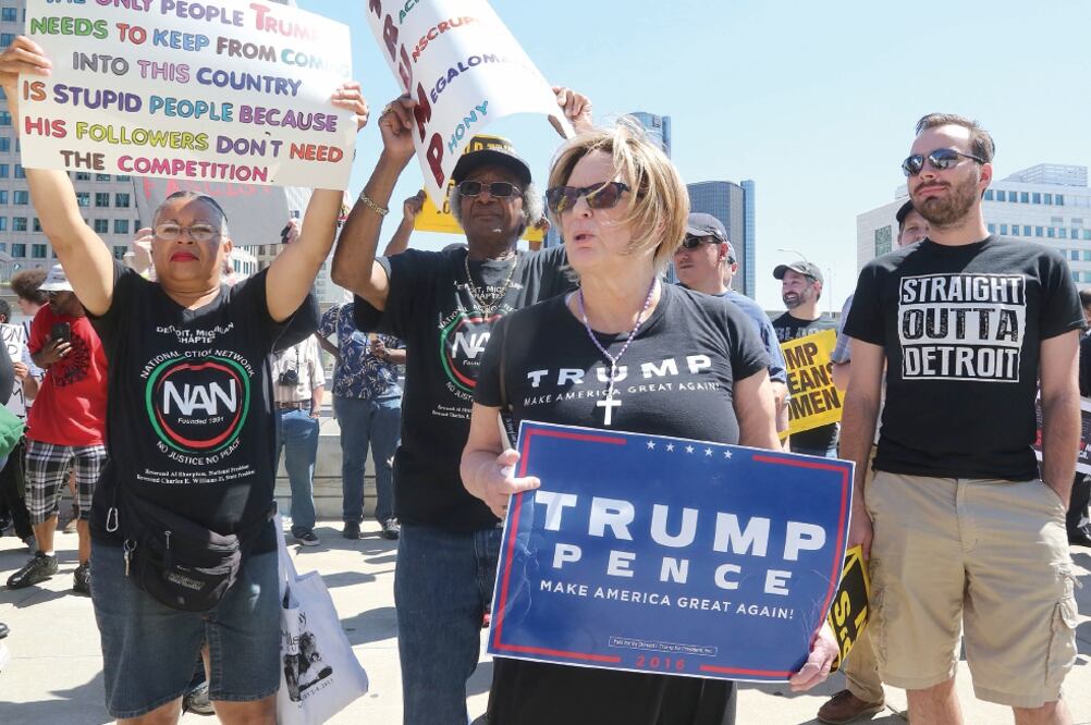 Seguidores y opositores a Donald Trump, candidato republicano a la presidencia de EU, se manifestaron ayer afuera del Club Económico de Detroit (REGINA H. BOONE. AP)