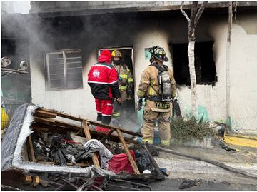 Muere una persona y 3 más resultan intoxicadas por incendio en vivienda de Nuevo León; buscaban calentarse del frío