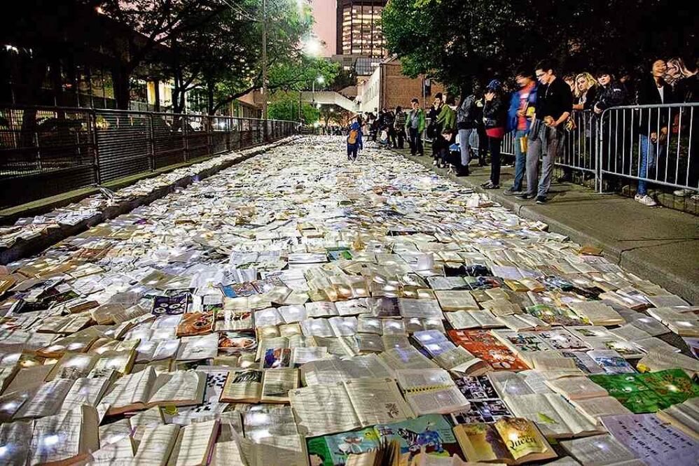 En 2016, en la ciudad de Toronto, Canadá, artistas realizaron la instalación Literatura versus tráfico que consistió en colocar e iluminar libros sobre la calle Hagerman para que cualquier persona pudiera tomar alguno./ Especial