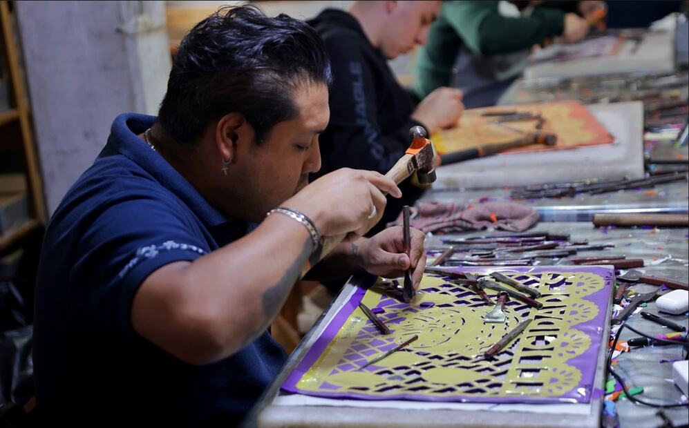 La demanda por este artículo incrementa en estas fechas pues es una de las piezas claves en el adorno de ofrendas donde se cree que las almas pasan a través de los orificios creados en el papel. Foto: Fernanda Rojas/EL UNIVERSAL