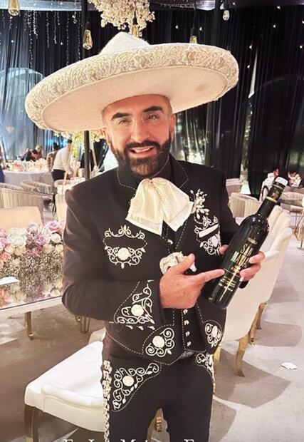 Vicente Fernández Jr. se casó por segunda ocasión el sábado 18 de noviembre, con su novia, la empresaria textil Mariana González.
Foto: Instagram