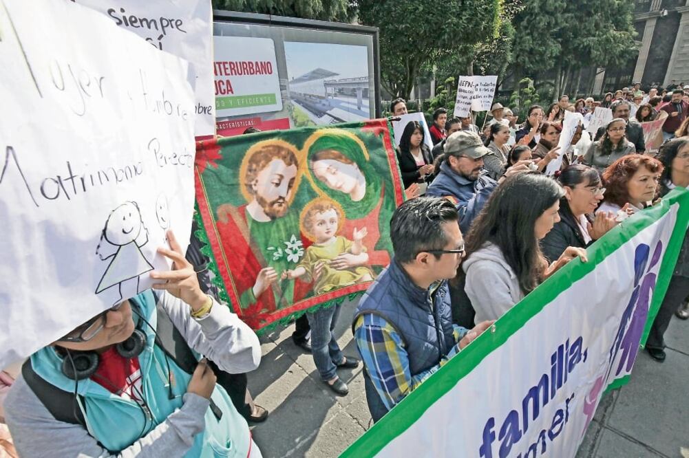El 17 de mayo el Presidente de la República propuso una reforma que permite la unión entre personas del mismo sexo, lo que algunos sectores reprueban (ARCHIVO EL UNIVERSAL)