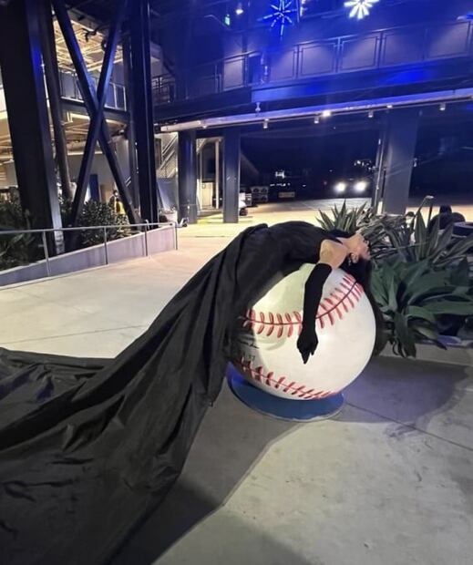 Dua Lipa cantó con Elton John y lució vestido con cola extra larga