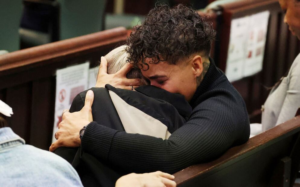 Familiares de Jorge Torres Jr. reaccionan durante la sentencia de Sarah Boone en una sala del Tribunal del Condado de Orange en Orlando, Florida, el lunes 2 de diciembre de 2024. FOTO: AP