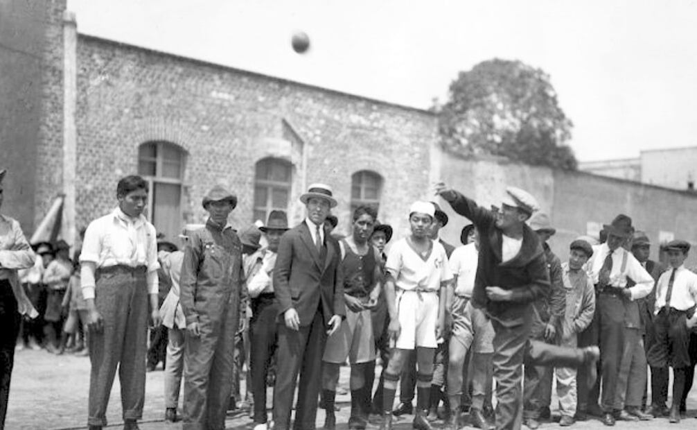 Demostración de lanzamiento de pelota o bala en las instalaciones de la fábrica de calzado Excélsior, 1906. Foto: INAH.