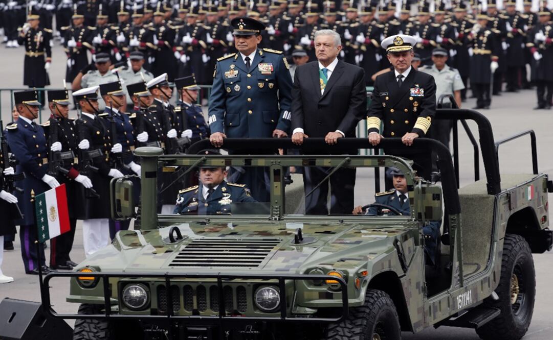 Mexican President Andrés Manuel López Obrador, center, stands with Secretary of Defense Luis Crescencio Sandoval, left, and Secretary of the Navy, Vidal Francisco Soberón - Photo: Marco Ugarte/AP