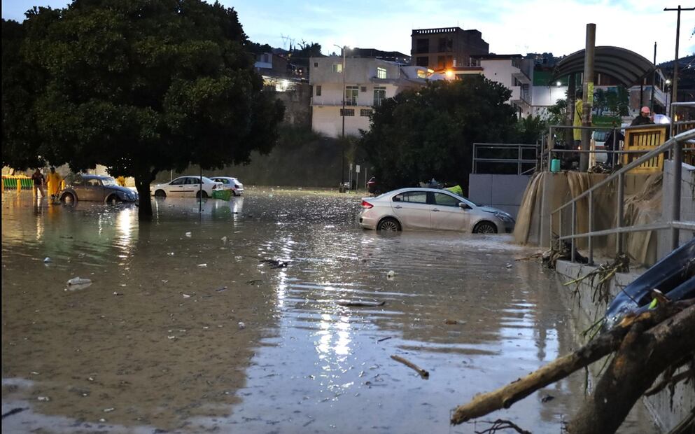 Lluvias torrenciales que se registraron la tarde del jueves en Chilpancingo dejaron calles y centros comerciales inundados, carros arrastrados y sepultados por el lodo que generaron las inundaciones en la capital de Guerrero, el viernes 27 de junio de 2025. Foto: Salvador Cisneros Silva/EL UNIVERSAL