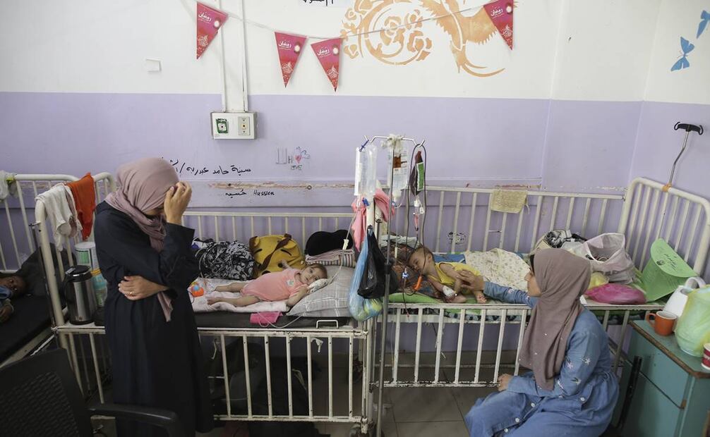 Amira Al-Jojo, izquierda, junto a su hijo de 10 meses, Yousef Al-Jojo, que sufre desnutrición en el Hospital de los Mártires de Al-Aqsa, donde recibe tratamiento. Foto AP