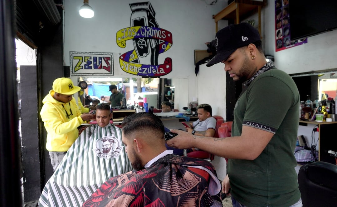 En una barbería, venezolanos encontraron el sueño mexicano; emprenden en oficios para superarse. Foto: Atenea Campuzano