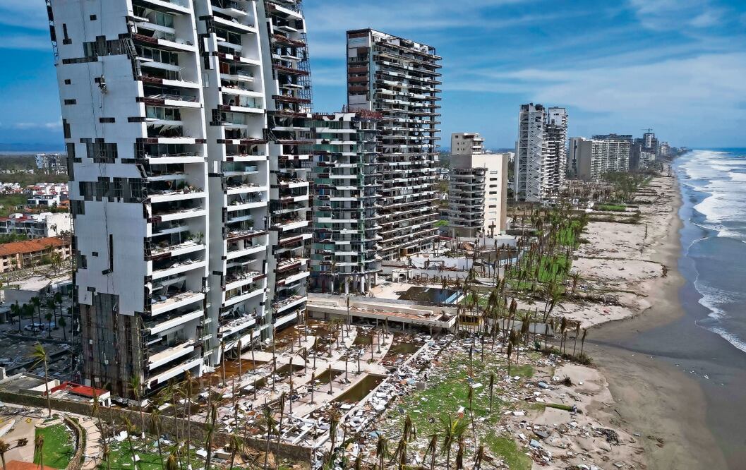 Entre sombras de lo que fueron hoteles, restaurantes, antros, edificios, Acapulco parece un lugar que hubiera sido abandonado hace 200 años. Foto: Rodrigo Oropeza/AFP