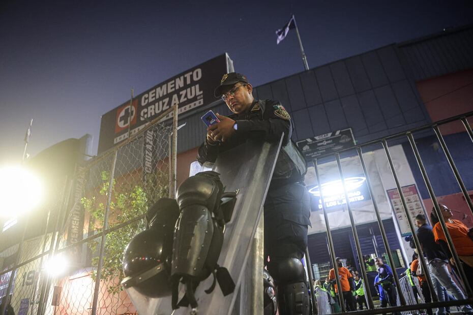 Operativo de seguridad vial afuera del Estadio de los Deportes previo al partido entre Cruz Azul y Tigres. (Foto: Gabriel Pano/EL UNIVERSAL)
