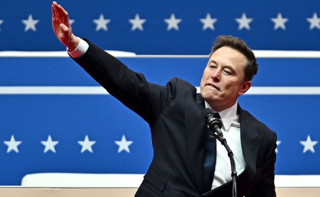 El director ejecutivo de Tesla y SpaceX, Elon Musk, hace gestos mientras habla durante el desfile inaugural en el Capitol One Arena, en Washington, DC, el 20 de enero de 2025. Foto: AFP