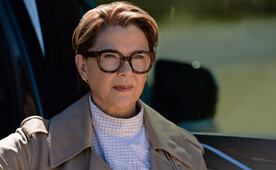Annette Bening era novia y esposa; hoy, una madre que dispara