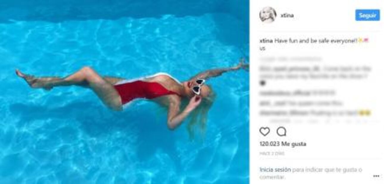 Christina Aguilera se luce en traje de baño