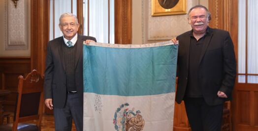 Partidario de AMLO, Jesús Ochoa acompaña al presidente en evento del Día del Trabajo 