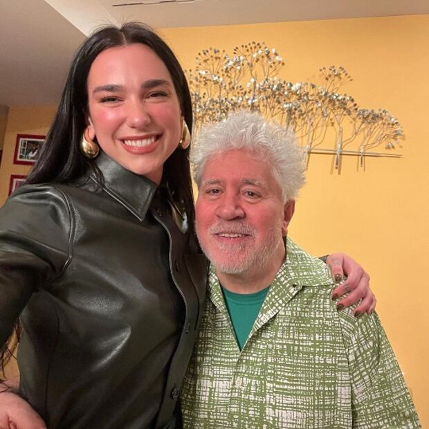 Dua Lipa conquista Instagram con total look de cuero