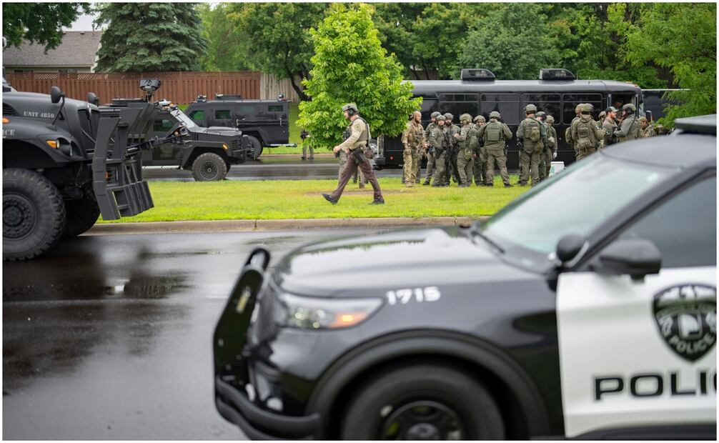 Agentes del orden, incluida la policía local, los alguaciles y el FBI, se encuentran a menos de una milla de un tiroteo en Brooklyn Park, Minnesota. Foto: AP