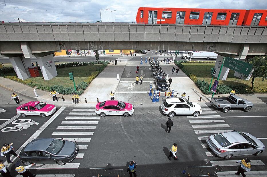 Precaución. Ayer fue el primer día de actividades en el Autódromo Hermanos Rodríguez por lo que la Línea 9 del Metro presentó retrasos. 