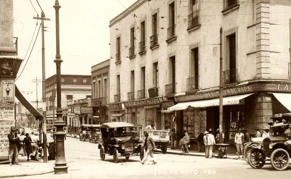 Vida cotidiana en la esquina de la avenida Hidalgo y la calle de Soto en los años veinte. La calle de Soto en este tramo ya no existe, esta zona también la visitaba Madero para sus prácticas espiritistas. Imagen: Col. Villasana. Referencia: Tipografía Artística, lugar de impresión del Manual espírita de Madero, 1911 y la novela Lux et Umbra del poeta costarricense Rogelio Fernández Güell, su amigo y colaborador. 1ª calle de la Violeta y 4ª de Soto.