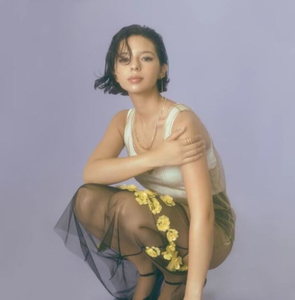 Ángela Aguilar irradia belleza en la portada de la revista Elle 