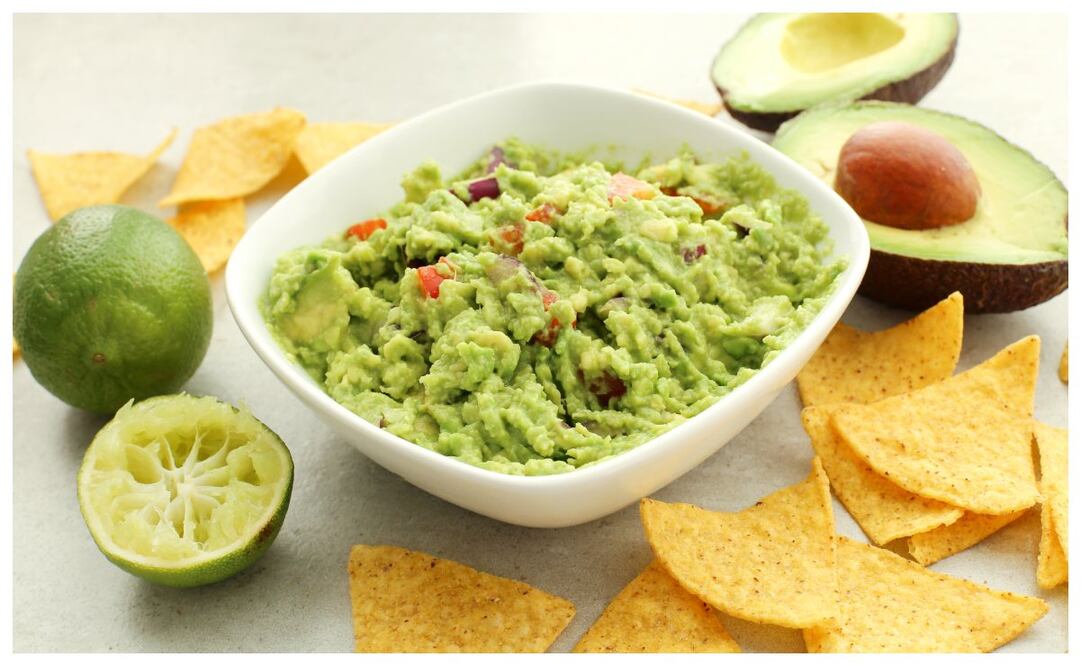 Para el 11 de febrero que se jugará el partido final de futbol americano en EU se espera el mayor consumo de nachos con guacamole y tacos, por lo que se calcula que las exportaciones de aguacate sumarán las 110 mil toneladas métricas. Imagen: Freepik