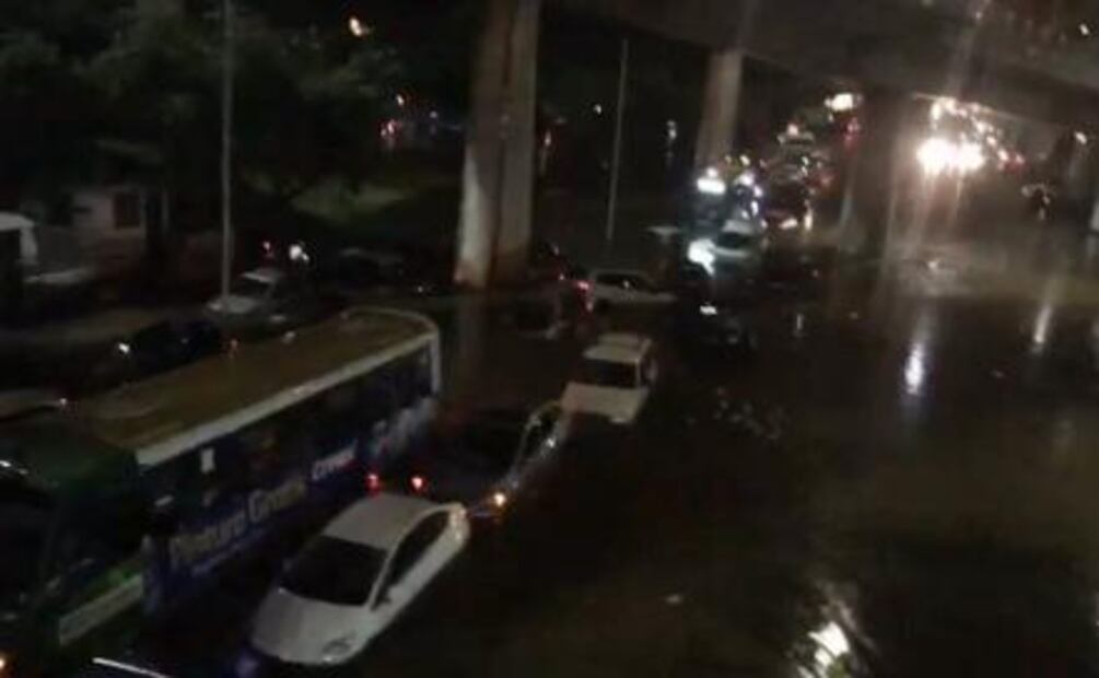 Tromba causa afectaciones en el sur de la capital mexicana