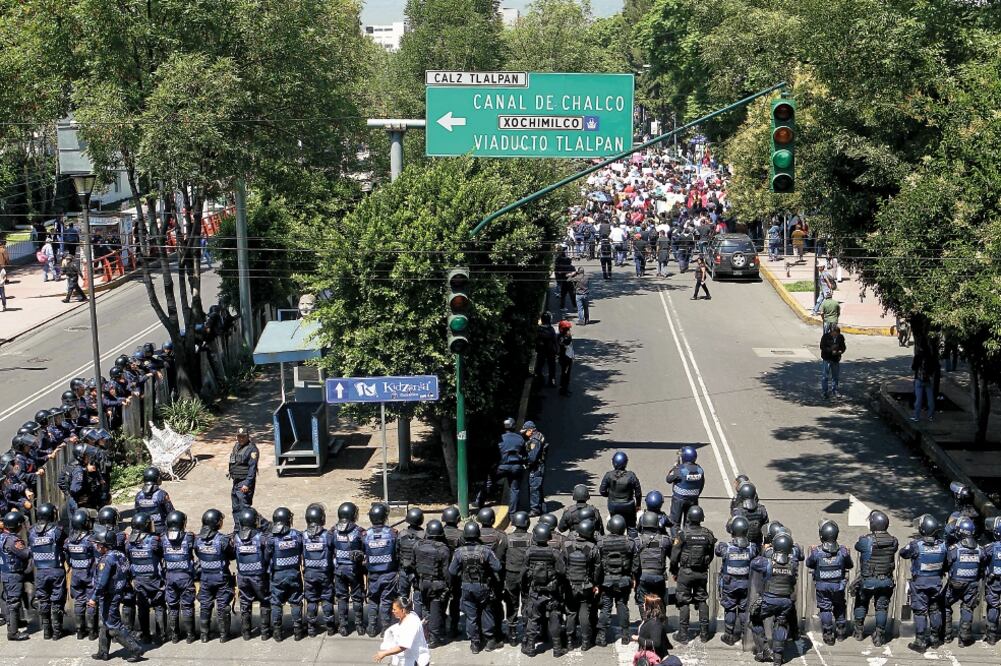 Policías capitalinos impidieron que integrantes de la CNTE, que protestaron sobre Reforma, continuaran con su marcha hacia el Zócalo de la Ciudad de México (FERNANDO RAMÍREZ. EL UNIVERSAL)