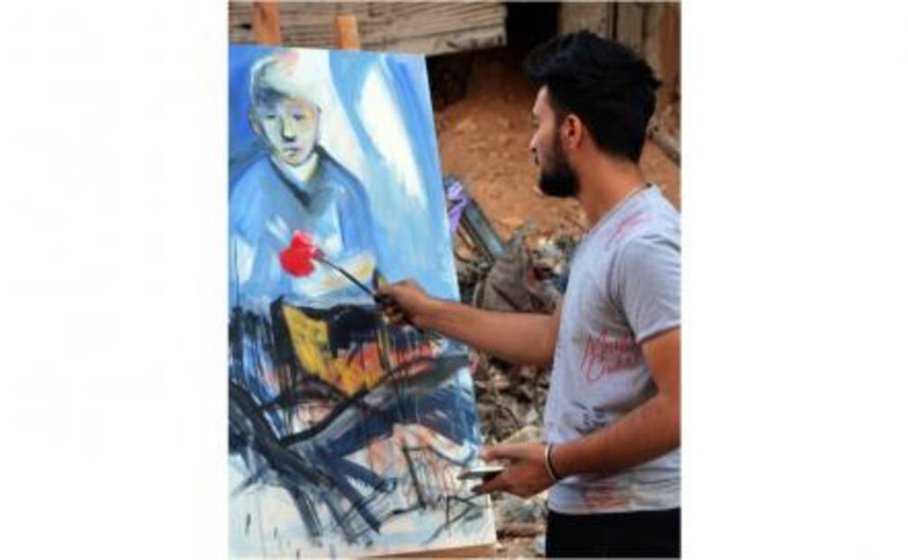 Jóvenes sirios pintan entre las ruinas de la guerra