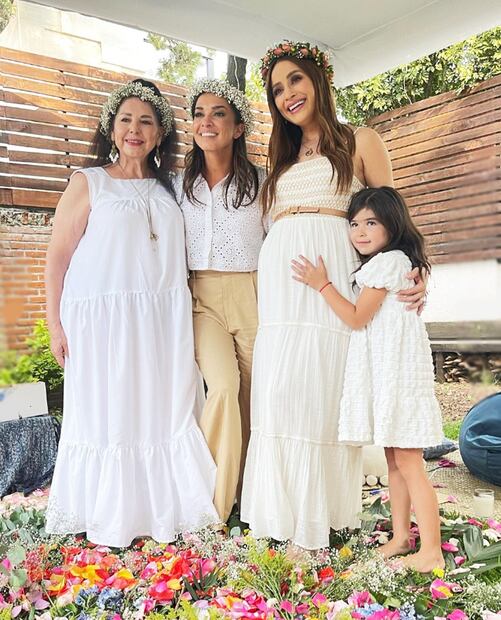 Cynthia Rodríguez, Laura G, Sonia Laura Martínez y la hija de G posan juntas en la ceremonia mística con la que la exacadémica celebra la pronta llegada de su primogénito León. 
Foto: Instagram