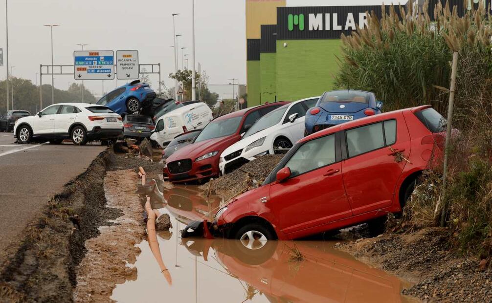 Estado en el que se encuentran varios vehículos por las intensas lluvias de la fuerte dana que afecta especialmente el sur y el este de la península ibérica, este miércoles en Picaña (Valencia). Foto: EFE