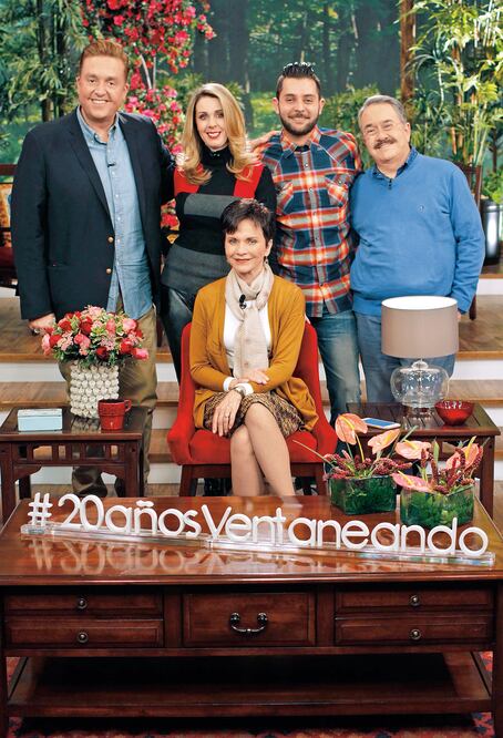 El equipo de noticias del espectáculo festeja 20 años al aire del programa (AGUSTÍN SALINAS. EL UNIVERSAL)