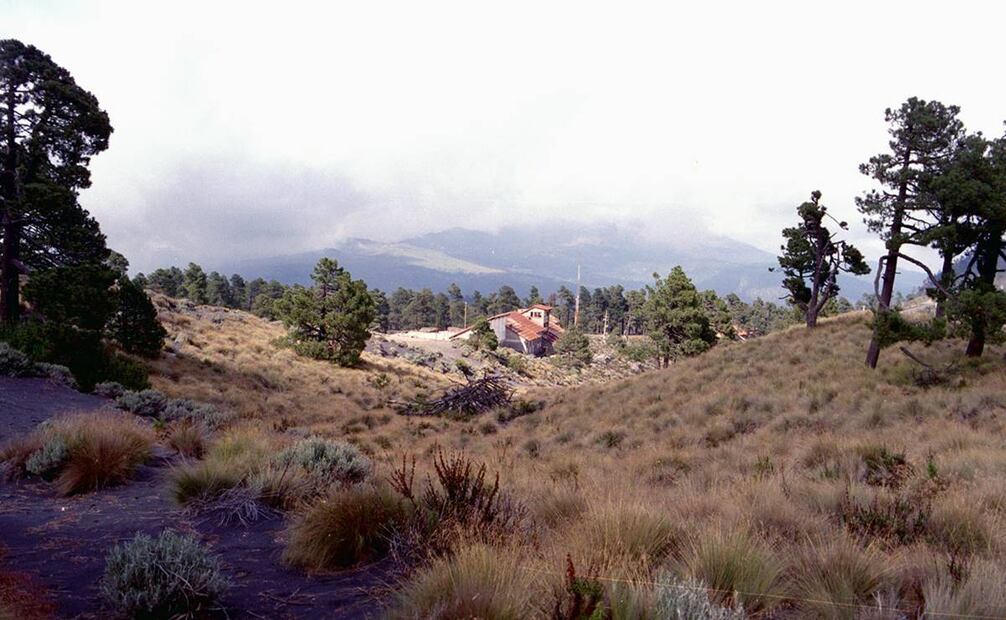 El trayecto entre refugio de Tlamacas (foto) y el Paso de Cortés era una ruta que los andarines debían recorrer por seis horas, bajo la supervisión de Hausleber. Antes de esta ruta, llegaron a rodear el Nevado de Toluca al menos 20 veces. Archivo EL UNIVERSAL.