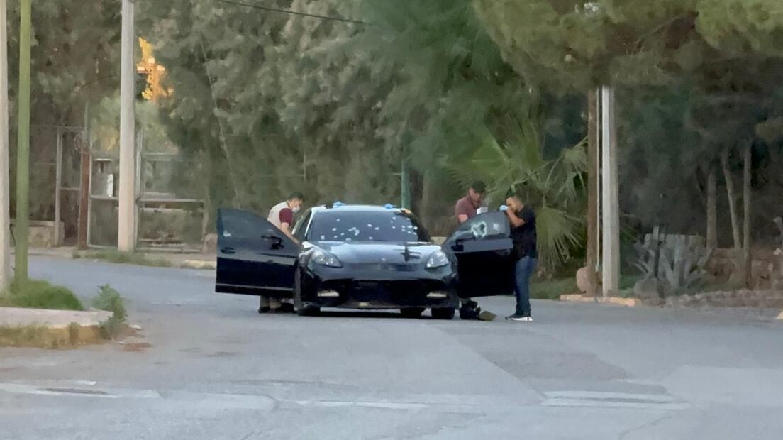 Dos hombres son ejecutados en un Porsche con 40 disparos en zona exclusiva de Ciudad Juárez. Foto: Especial