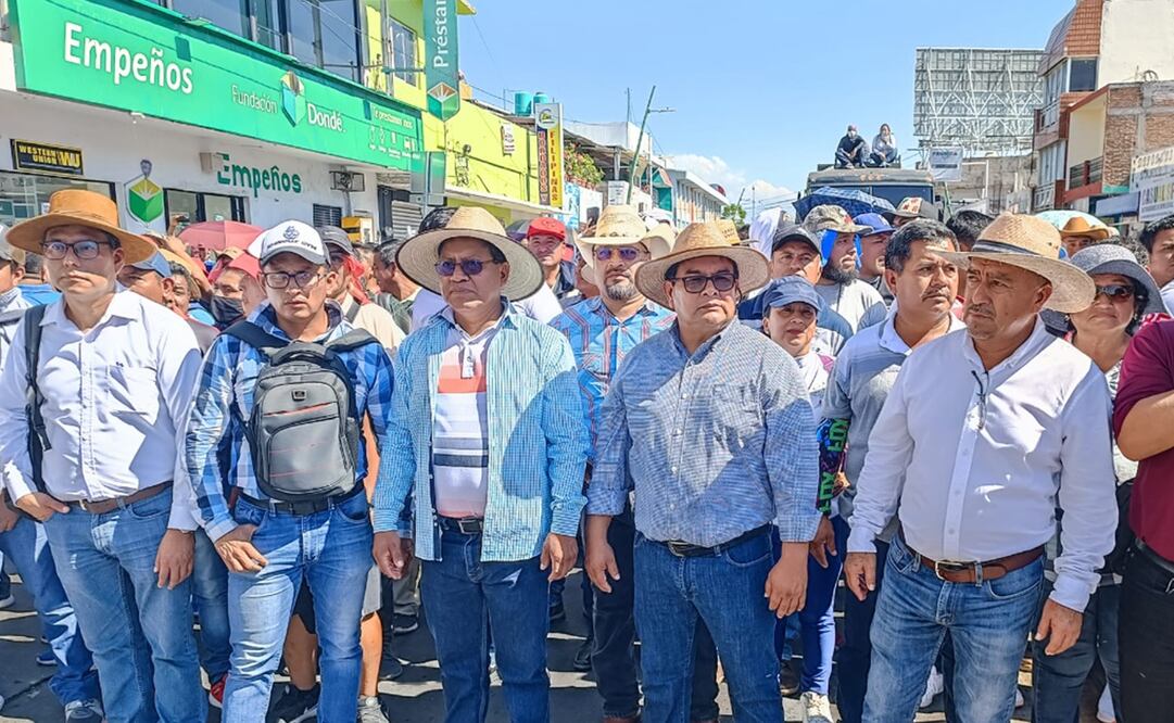 Integrantes de la Sección 7 del Sindicato Nacional de Trabajadores de la Educación (SNTE) replegaron a policías antimotines. Foto: Facebook / Sección 7 Chiapas