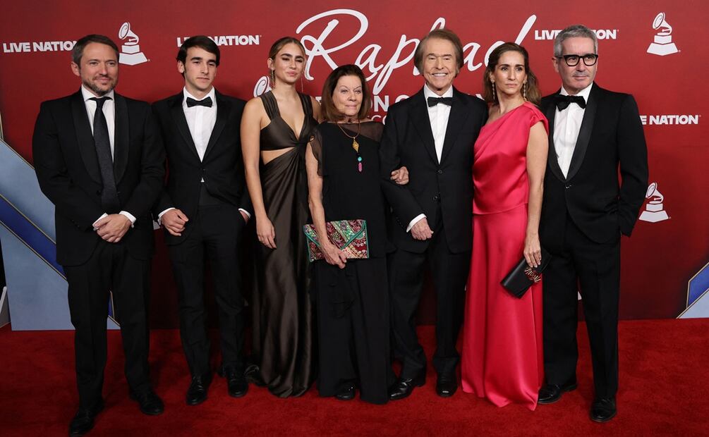 El cantante español Raphael, homenajeado en la gala de la Persona del Año de la Academia Latina de la Grabación, celebrada en el Mandalay Bay South Convention Center de Las Vegas, Nevada, el 12 de noviembre de 2025, y su familia.
FOTO: Michael Tran / AFP.