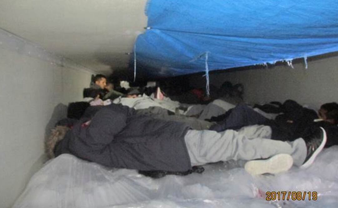 Hallan a 60 inmigrantes en camión refrigerado en Texas 