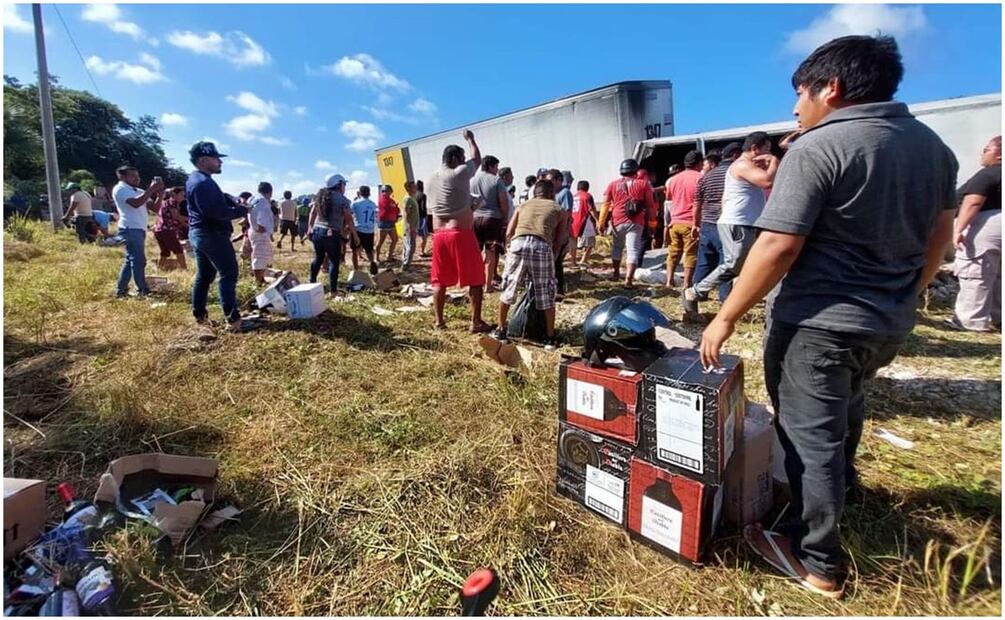 Los implicados en el accidente resultaron lesionados, mientras que las personas aprovecharon para llevarse los productos (30/11/2024). Foto: Especial