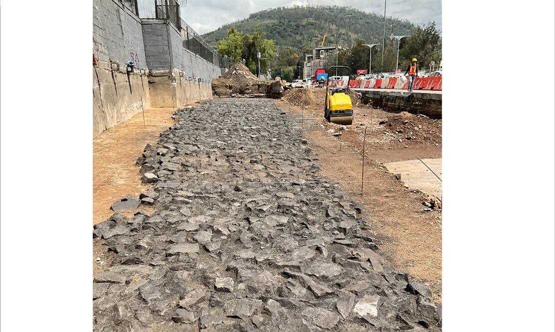 Durante las excavaciones para el cajón de cimentación de la nueva estación del Metrobús y Mexibús, sobre la avenida Insurgentes Norte, se halló un camino empedrado. FOTO: Especial/EL UNIVERSAL/
