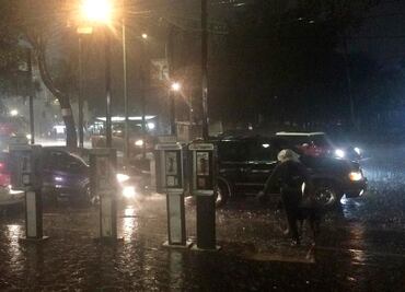 Llueve en el centro de la CDMX; encharcamientos en Periférico