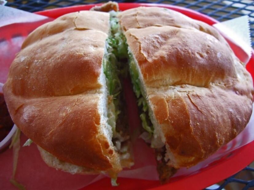 Prepara la clásica torta de milanesa de lonchería